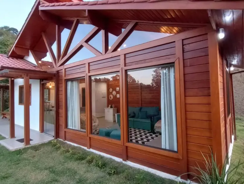 Casa de madeira com garagem: acesso, implantação e praticidade